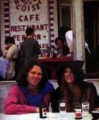 Esta foto del componente del grupo  The Doors Jim Morrison y su novia Pamel Courson