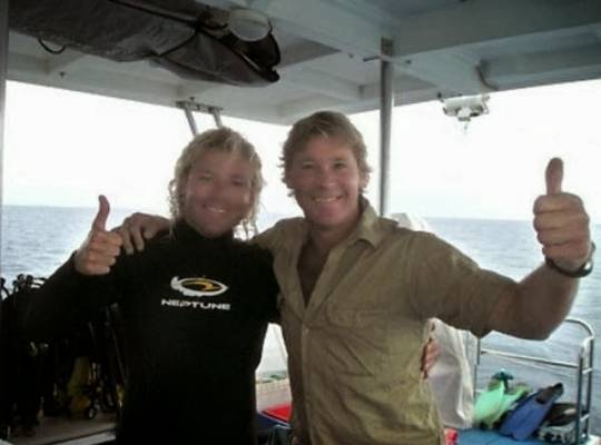 Steve Irwin, posando con el biólogo marino Chris Jones en su barco, el Croc I, sólo dos días antes de su muerte en 2006