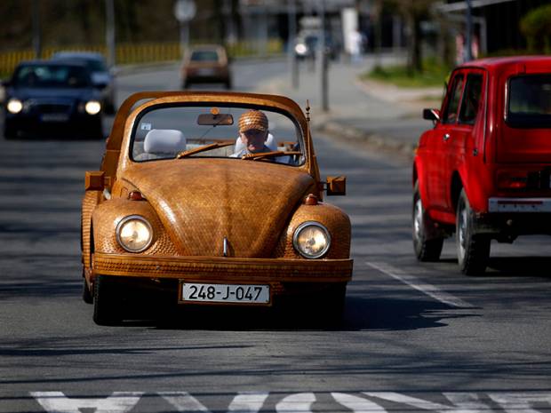 El Volkswagen de madera circulando por las calles de Bosnia. Foto: Infobae