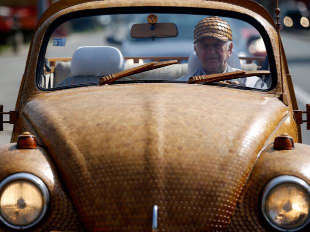 El Volkswagen de madera circulando por las calles de Bosnia. Foto: Infobae