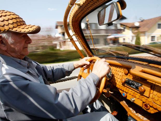 El fanático bosnio no sólo fabricó el auto con piezas de madera. ¡Atención a su gorra! Foto: Infobae
