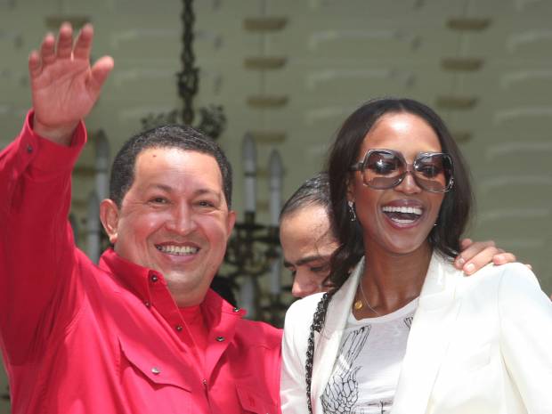 Hugo Chávez y Naomi Campbell