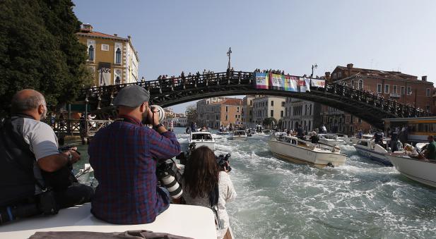 Paparazzis persiguen a Clooney y a su nueva esposa