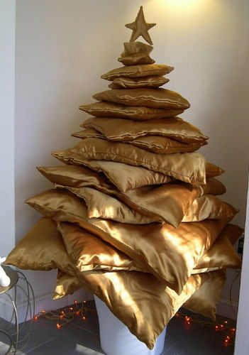 Un árbol de navidad con cojines de varios tamaños, seguro es el más cómodo