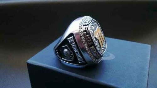 pelotero-vendo-anillo-campeon-magallanes-beisbol-2012-2013-131001-MLV20260354895_032015-O