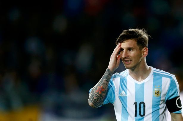Lejos de esa perfección, la primera ronda de Messi en el torneo se cerró con apenas un tanto de penal en el debut de la albiceleste ante Paraguay y algunos chispazos de su calidad que ilusionaron a los argentinos que buscan alcanzar su primer título en 22 años de la mano de la 'Pulga'