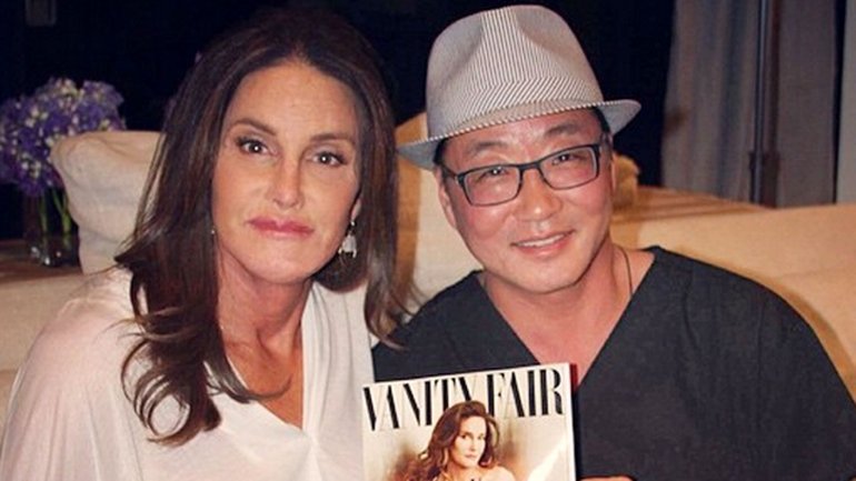 Caitlyn Jenner junto a su cirujano, Harrison Lee