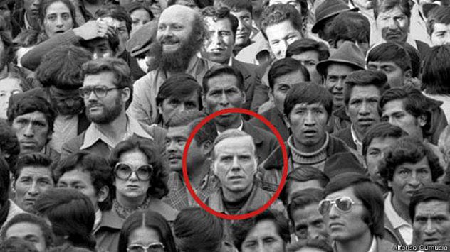 Luís Espinal apoyaba la democracia y las causas sociales. En esta foto marcha junto a mineros y gente de la industria fabril boliviana, en enero de 1979.