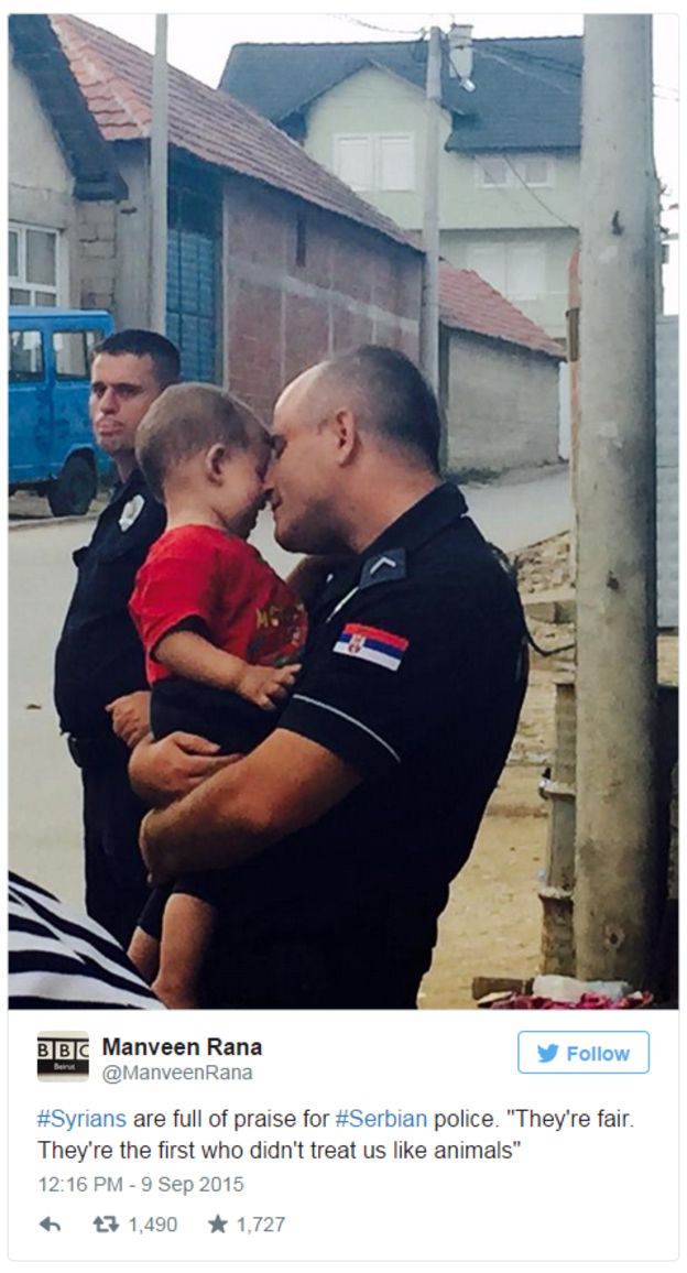 Un policía de Serbia con uno de los niños que llegó al país rumbo a Europa tras atravesar las fronteras de Grecia y Macedonia. La foto fue tomada por la productora de la BBC Manveen Rana.