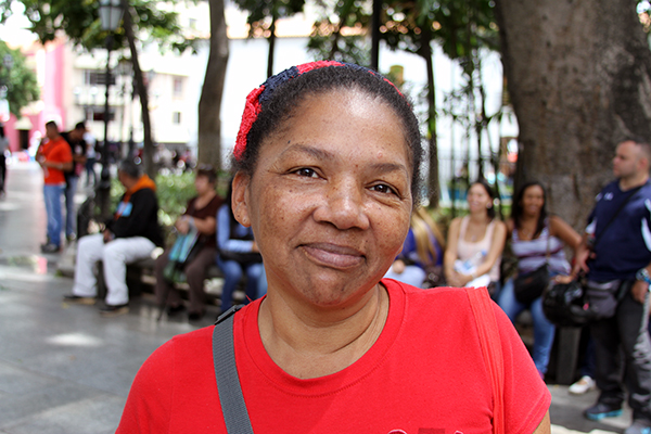 María Pérez apoya “al cien por ciento” el cierre de la frontera, ya que a su juicio el pueblo no puede seguir tolerando que se estén traficando la comida por la frontera. Foto: Daniel Tineo