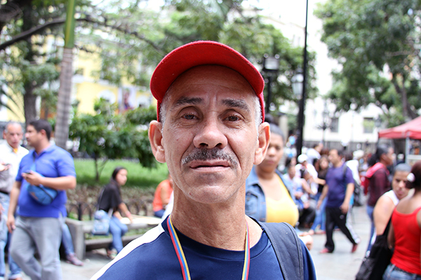 El señor Néstor Rodríguez comentó que apoya las medidas tomadas por el Presidente Nicolás Maduro, sin embargo espera que las mismas sean momentáneas. “Estoy de acuerdo pero espero que sea momentáneo. Todos los hermanos colombianos son bienvenidos”. Foto: Daniel Tineo