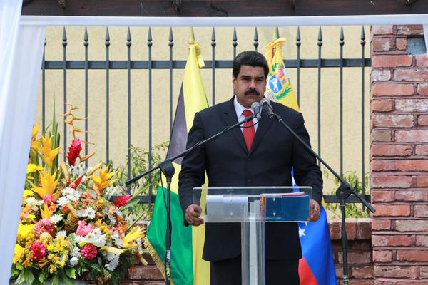 Quiero que vengan familias sirias a nuestra patria venezolana a compartir esta tierra de paz, a esta tierra de Cristo, de Bolívar, a trabajar con nosotros y a contribuir con su amor y su canto a Dios, a contribuir con el desarrollo de esta tierra mágica”, expresó el mandatario venezolano