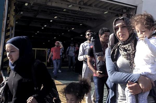 Grecia, por donde atraviesan muchos de los migrantes, concedió asilo a 1.275 sirios desde 2011. Italia aceptó como refugiados en el mismo período (y hasta el primer semestre de 2015) a 1.005 sirios