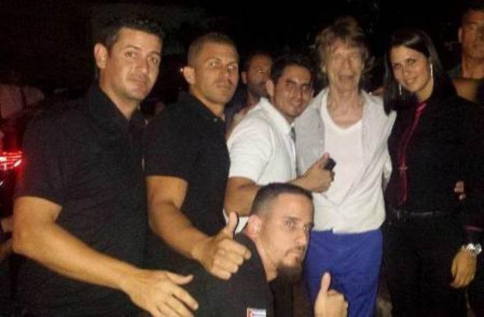 Mick Jagger con trabajadores del restaurante Sangri La
