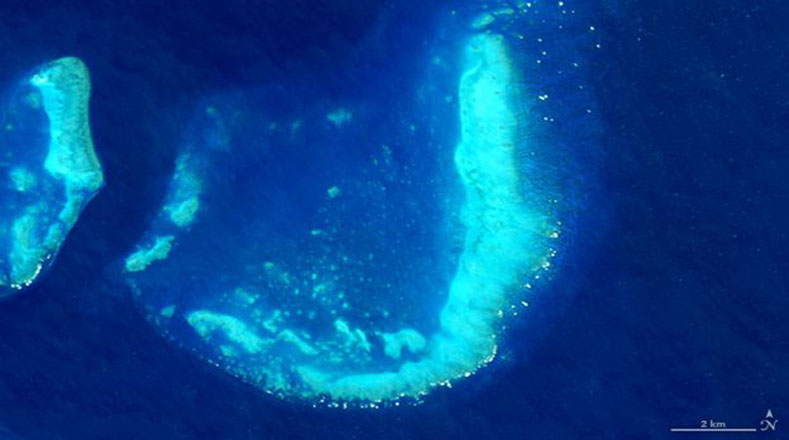 Mientras que el arrecife Trunk, cerca de Townsville, Australia, hace las veces de “j”. Captura del Landsat 8.