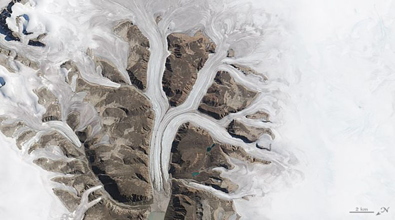 Los satélites Landsat son operados por la NASA, pero sus imágenes –como esta “k” representada por los glaciares del parque nacional Sirmilik, en Canadá– son procesadas por el Servicio Geológico de Estados Unidos.