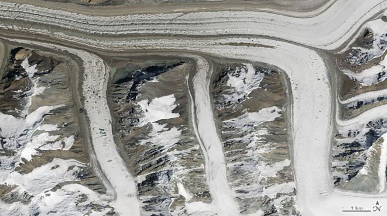 Los glaciares de las montañas Tian Shan, en Kirguistán, capturadas por el Landsat 8, recuerdan a una “m”.