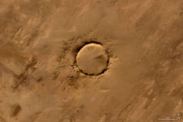 Para la “o” es el cráter de metorito Tenoumer, en Mauritania, que golpeó la tierra hace de 10 mil a 30 mil años. La imagen fue lograda por el satélite Terra.