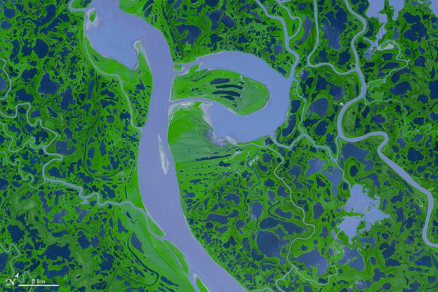 El mismo Advanced Spaceborne Thermal Emission and Reflection Radiometer (ASTER) de Terra también permitió conseguir esta imagen del delta del río Mackenzie, en Canadá, que proporcionó la letra “p”.