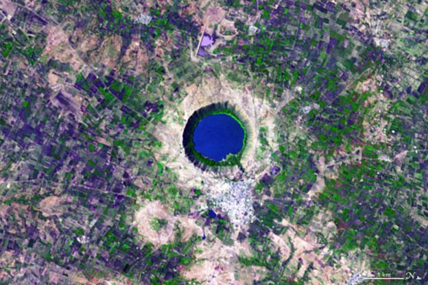 La letra "q" es del cráter Lonar, en India.