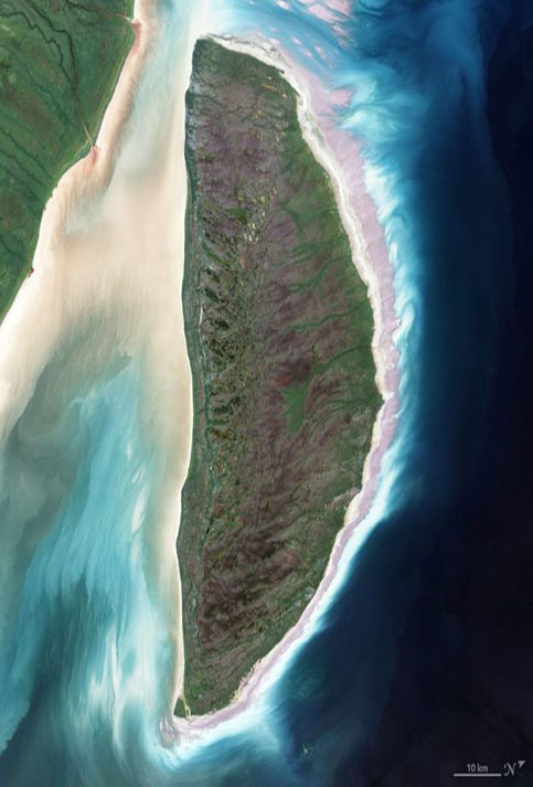 El Enhanced Thematic Mapper del satélite Landsat 7, capturó esta imagen de la isla Akimiski en Bahía James, Canadá, que recuerda a una “d”.