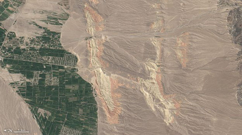 Otra contribución del Landsat 8: ríos que atraviesan los coloridos riscos al suroeste de Kirguistán que forman una letra “h”.