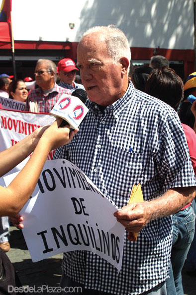 “Exigimos también que respeten la ley y nos vendan los apartamentos donde vivimos. Hay una ley de 1982 que estipula que los dueños con apartamentos con más de 20 años de alquiler deben vendérselos a sus ocupantes. Estamos luchando por eso”.