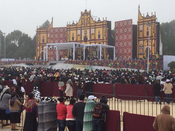 La multitud frente al altar donde el papa Francisco oficiará misa en Chiapas