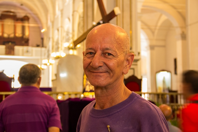 El señor Humberto es conocido por los fieles que con regularidad visitan la Basílica, a los que recibe con una enorme sonrisa y si están interesados les cuenta un poco de la historia de la casa del Nazareno.