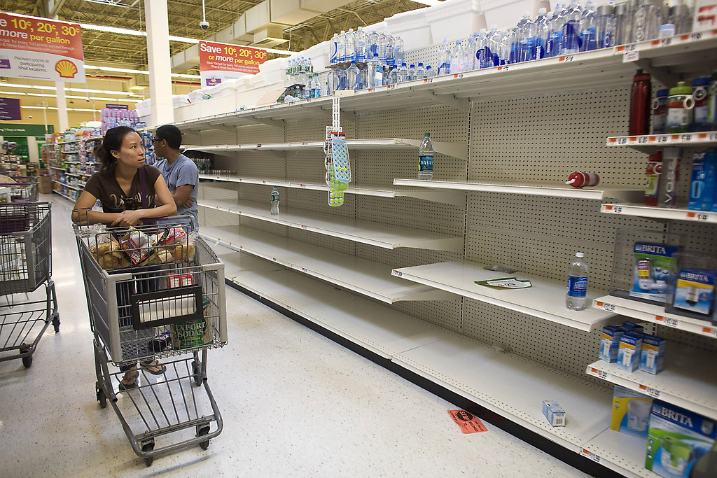 Todos los portales y medios de tendencia opositora publicaron una foto editada de una mujer frente un anaquel vacío en NY, diciendo que era en Venezuela. Hasta la autora, Allison Joice, tuvo que aclarar.