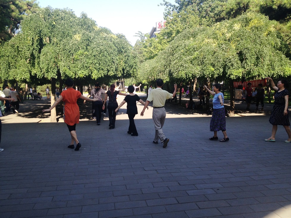 Personas practicando Tai Chi en el Parque Ritán - Beijing, China
