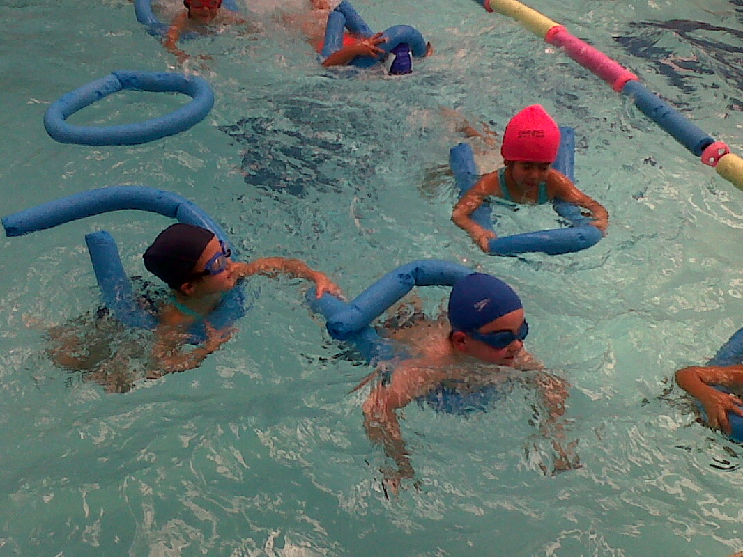 niños-socializan-natacion