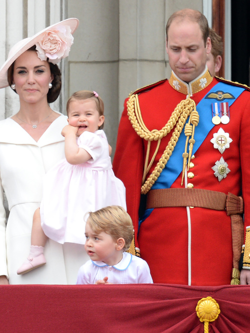 Reina de inglaterra regaña a su nieto