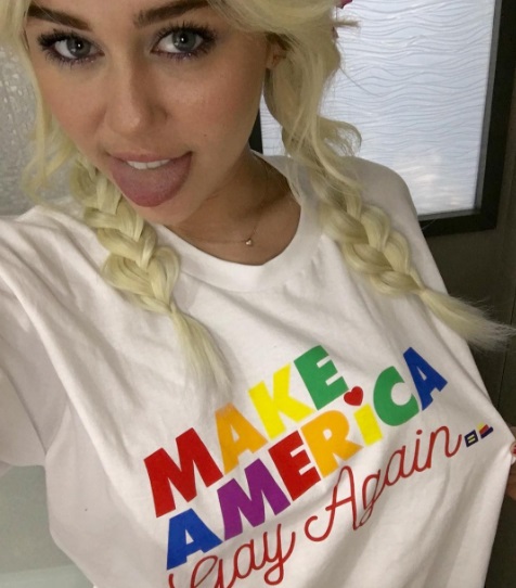 Miley-Cyrus-camisa-ancha