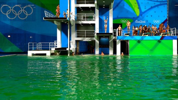 atletas-sumergidos-en-la-piscina-verde