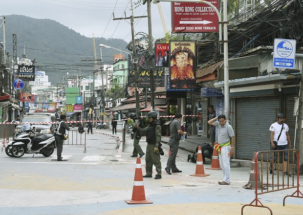 DLN13 PATONG (TAILANDIA) 12/08/2016.- Fotografía facilitada por Daily News que muestra a artificieros que inspeccionan el lugar donde se ha producido una explosión en la playa de Patong en la provincia de Phuket en Tailandia hoy, 12 de agosto de 2016. El primer ministro de Tailandia, Prayut Chan-ocha, pidió hoy calma a la población y asegura que controlan la situación, tras una serie de atentados bomba perpetrados en seis provincias que ha causado cuatro muertos y 35 heridos. Phuket, otro importante destino turístico de Tailandia, también ha sufrido la oleada de violencia, con tres bombas que estallaron y causaron un herido leve y otras dos bombas en la playa de Patong que fueron neutralizadas. EFE/Daily News PROHIBIDO SU USO EN TAILANDIA/NO VENTAS COMERCIALES/SÓLO USO EDITORIAL/NO VENTAS/NO ARCHIVO