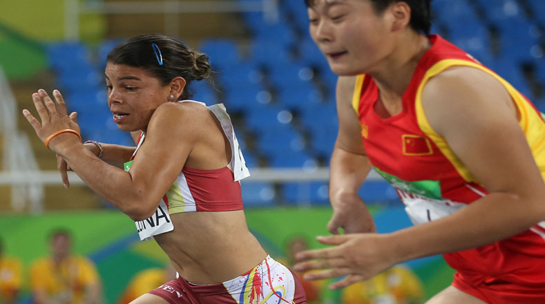 BRA554 RÍO DE JANEIRO (BRASIL), 8/09/2016.- La venezolana Yescarly Medina (i) y Li Yingli de China (d), en la prueba clasificatoria 100m compite en la prueba clasificatoria de los 100m. en los juegos Paralímpicos de Río 2016 hoy, jueves 8 de septiembre de 2016, en el estadio Olímpico de Río de Janeiro (Brasil). EFE / Marcelo Sayao