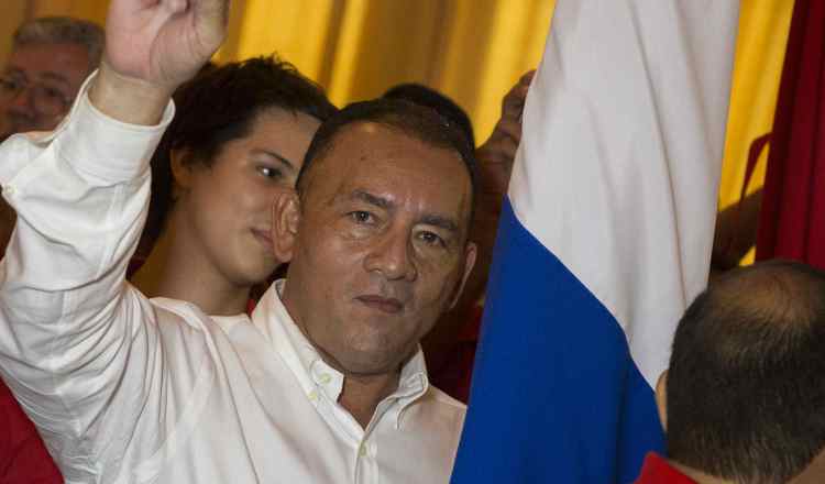 MG1006. MANAGUA (NICARAGUA), 11/07/2016.- Maximino Rodríguez (c), candidato a la Presidencia de Nicaragua, saluda hoy, 11 de julio de 2016, durante la presentación de la fórmula presidencial que encabeza el Partido Liberal Constitucionalista (PLC), con miras a las elecciones generales de noviembre en el país, en las que el actual mandatario, Daniel Ortega, buscará una nueva reelección. EFE/Jorge Torres