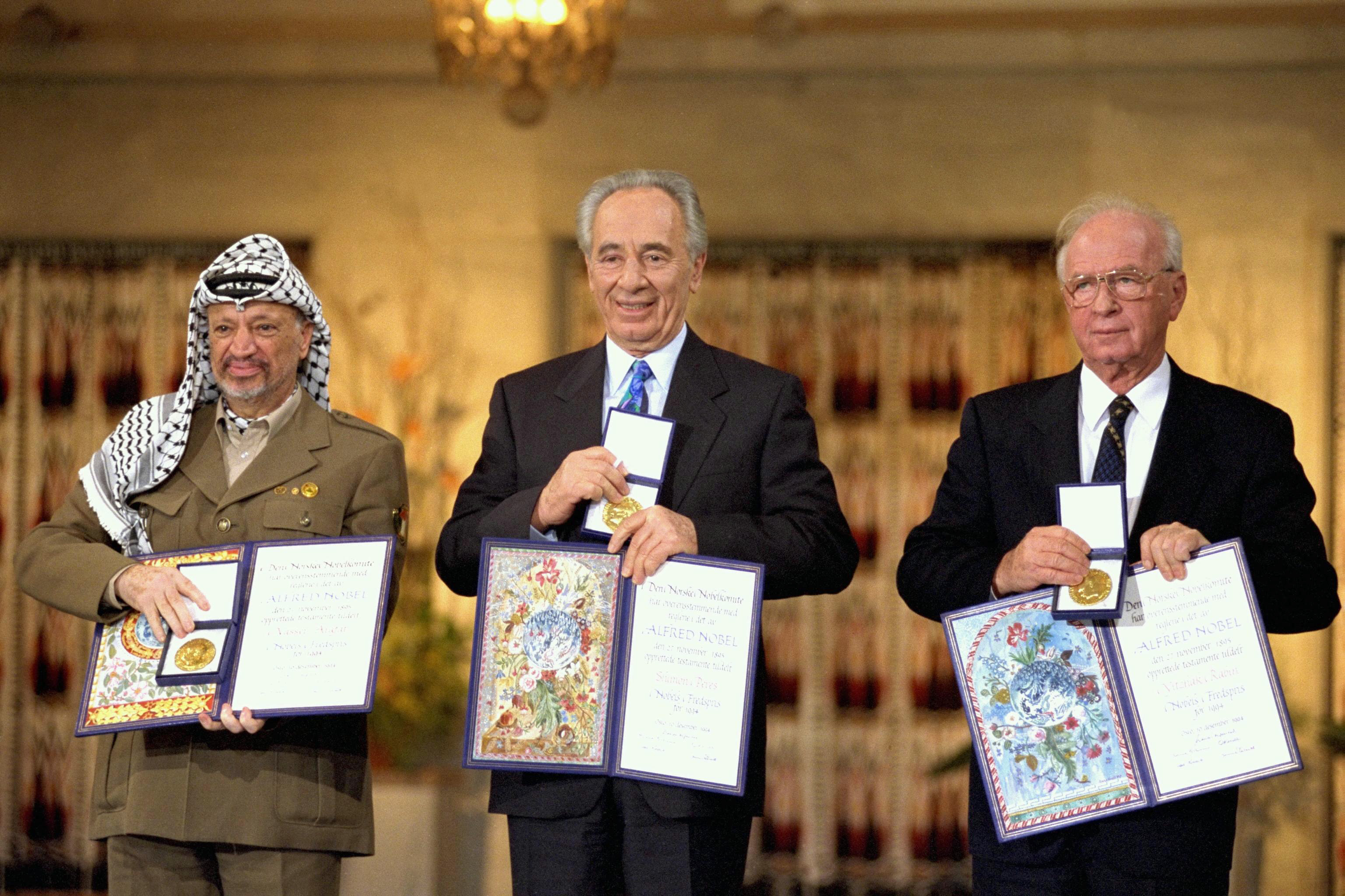 THE NOBEL PEACE PRIZE LAUREATES FOR 1994 IN OSLO. (FROM RIGHT TO LEFT): PRIME MINISTER YITZHAK RABIN, FOREIGN MINISTER SHIMON PERES AND PLO CHAIRMAN YASSER ARAFAT שלושת חתני פרס נובל לשלום לשנת 1994 באוסלו שבנורבגיה. (מימין לשמאל): ראש הממשלה יצחק רבין, שר החוץ שמעון פרס ויו"ר אש"ף יאסר עראפת.