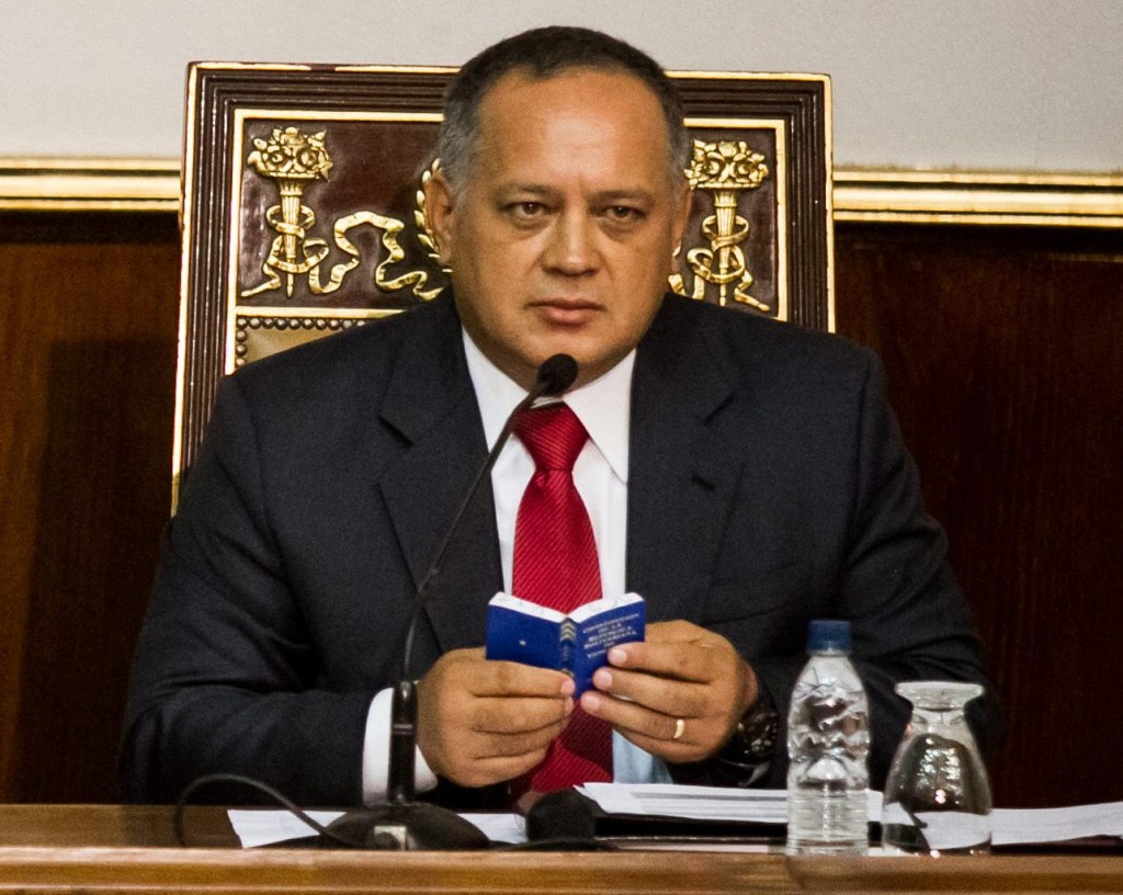 diosdado-cabello-asamblea-nacional-constitucion-mano