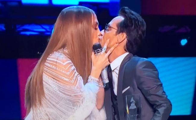 jennifer_lopez_marc_anthony_beso_latin_grammy