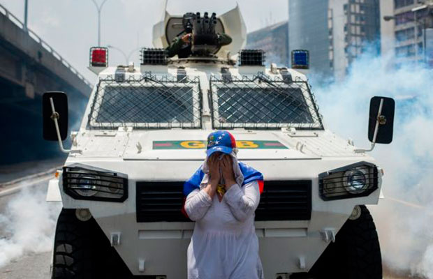 mujer-tanqueta-Venezuela-guerra