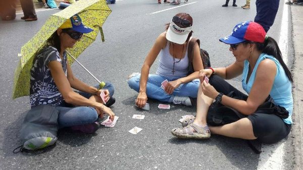 manifestando jugando carta