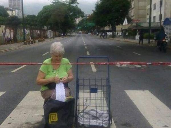 protesta de señora tejiendo