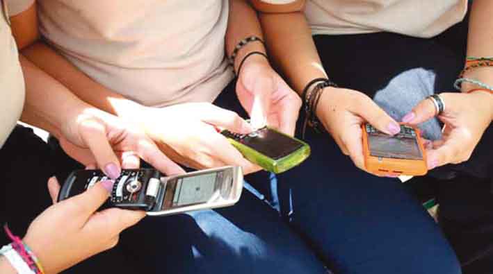 Estudiantes de bachillerato con modelos de teléfonos celulares marca BlackBerry. Caracas, 05-02-2010 (HENRY DELGADO / EL NACIONAL)