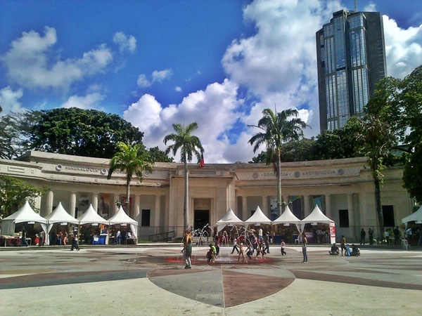 Feria del Libro de Caracas 2017, plaza de los Museos. Foto: Luis De Jesús.