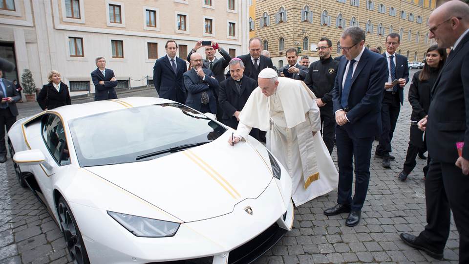 papa francisco autografia el auto