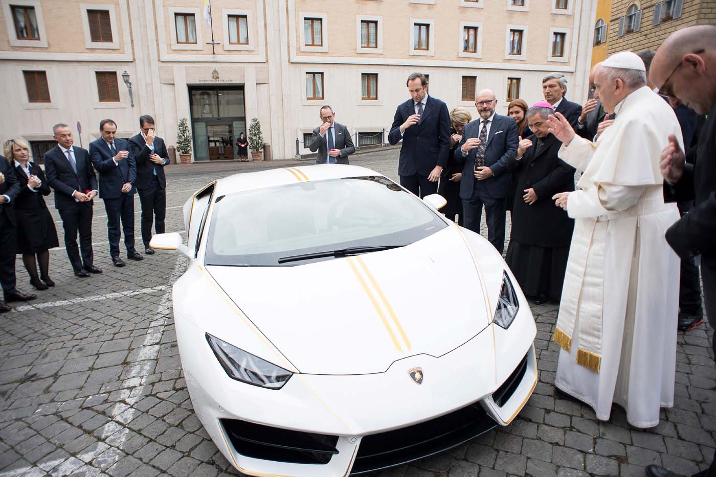 papa francisco bendice el auto lamborghini 2