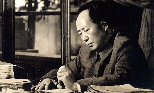 Mao Tse-tung escribiendo