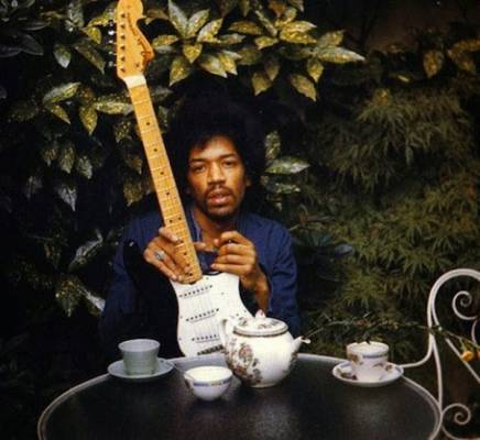 La última foto de Jimi Hendrix, tomada por su novia posa junto a su legendaria guitarra eléctrica